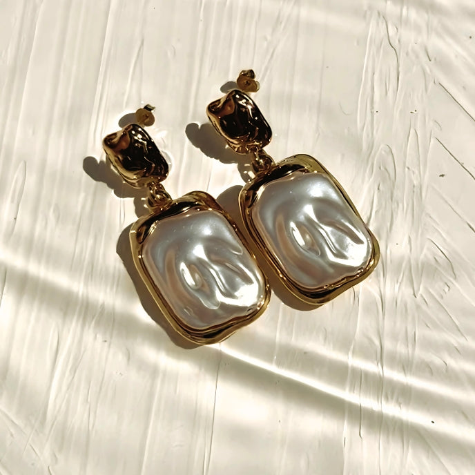 Lustra Gold Pearl Earrings